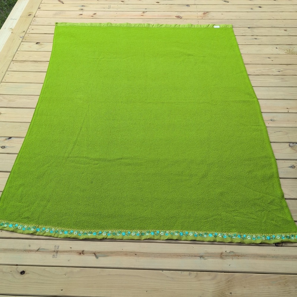 VTG SEARS POLYESTER WAFFLE WEAVE Green w  Flowers SATIN TRIM BLANKET Twin
